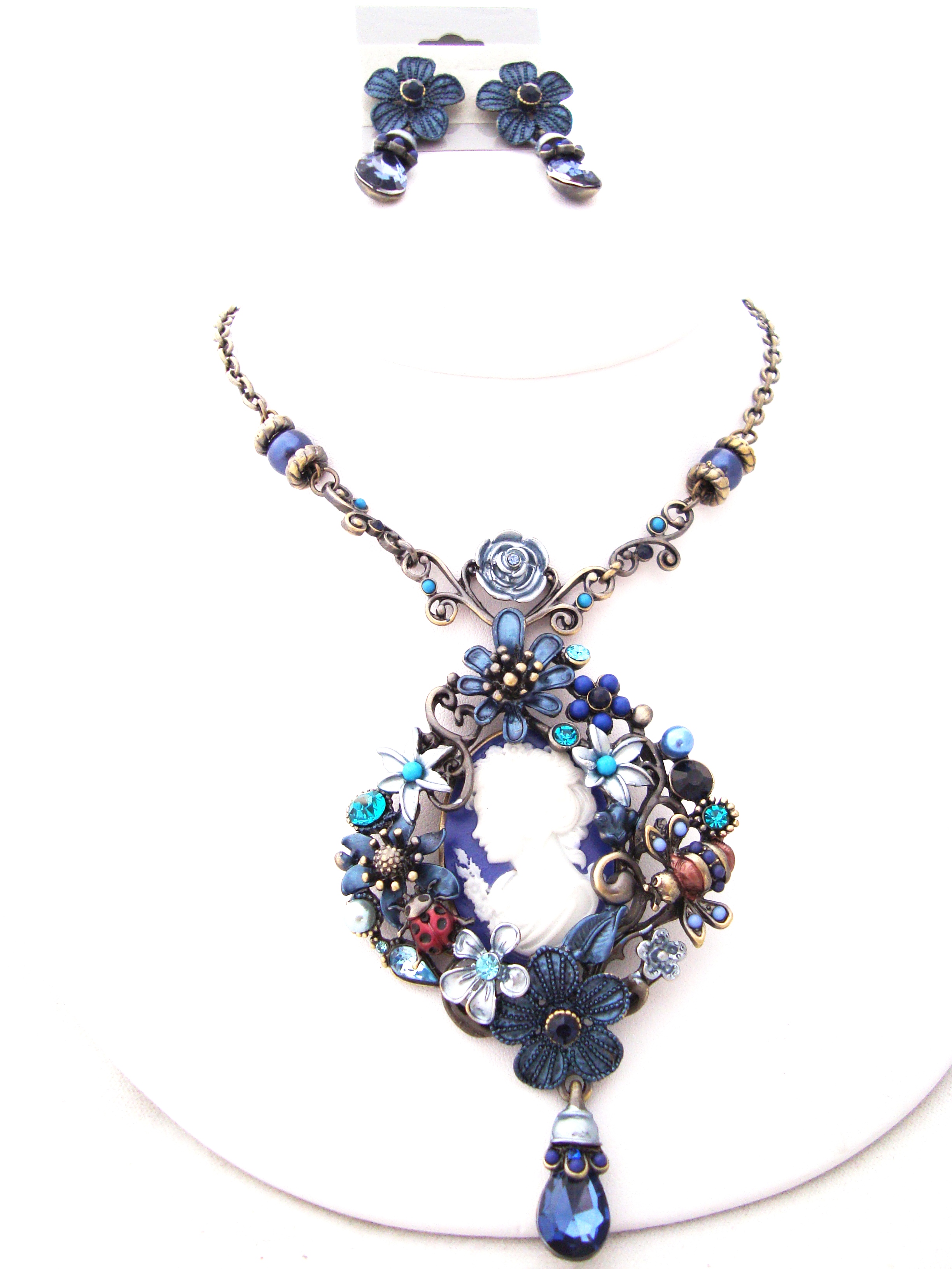Blue/White Cameo Necklace Set