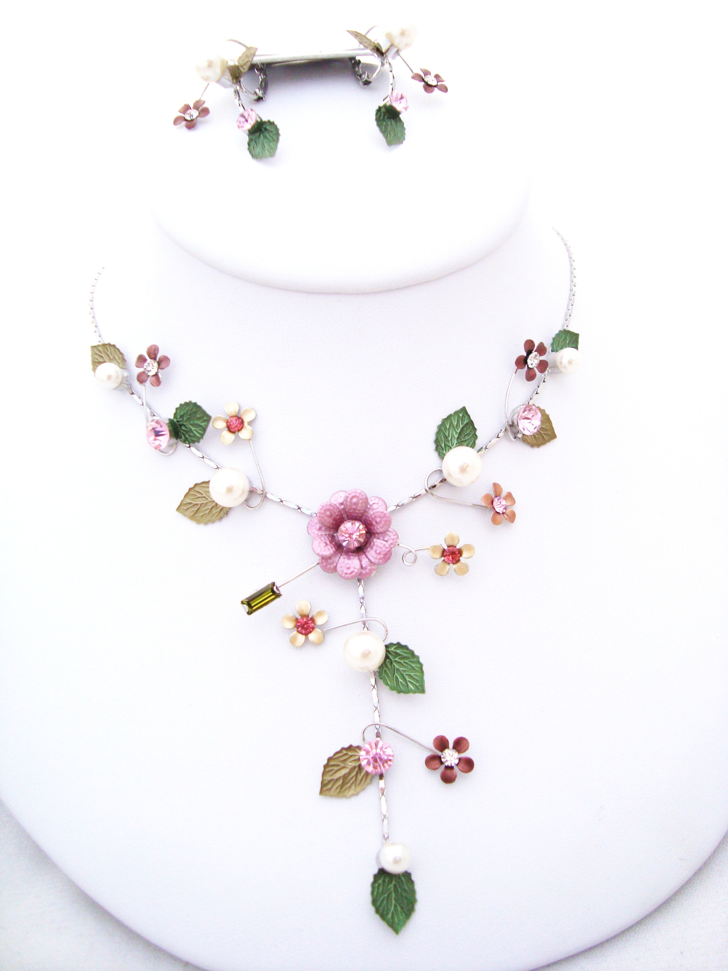 Flower and Pearl Necklace Set
